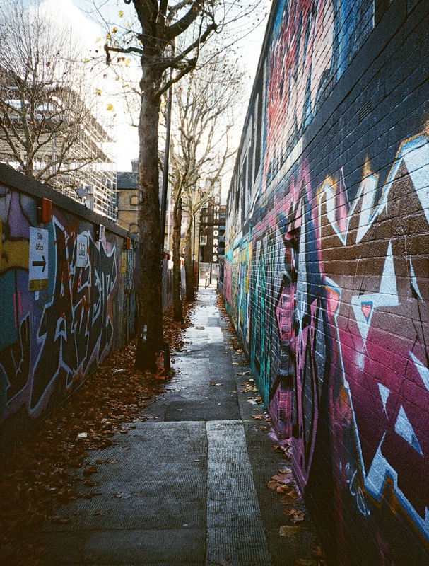 BECO COM GRAFFITI