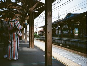 JAPONESAS ESPERANDO O TREM 2