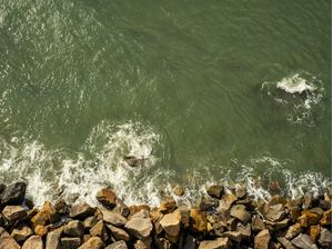 BARREIRA DE PEDRAS NA ORLA DE MUCURIPE