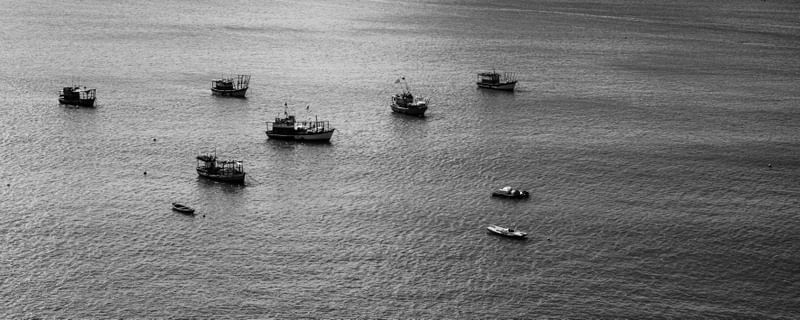 BARCOS NA ORLA DE FORTALEZA NIGRI