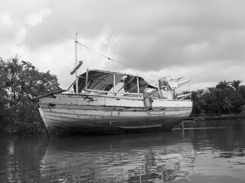 BARCO VELHO ENCALHADO