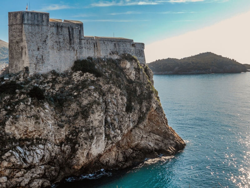 DUBROVNIK ENTRE AS PEDRAS E O MAR