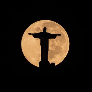 CRISTO REDENTOR EM NOITE DE LUA CHEIA