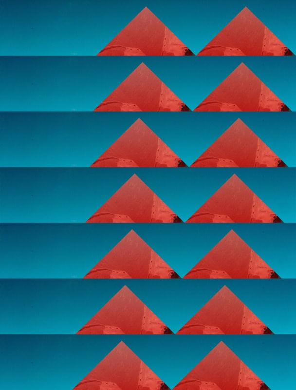PIRÂMIDES VERMELHAS NO FUNDO AZUL