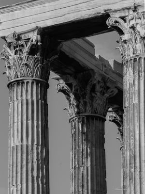 COLUNAS GREGAS EM B&W