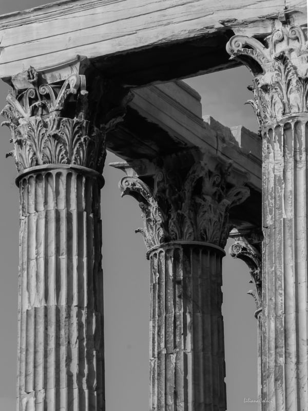 COLUNAS GREGAS EM B&W