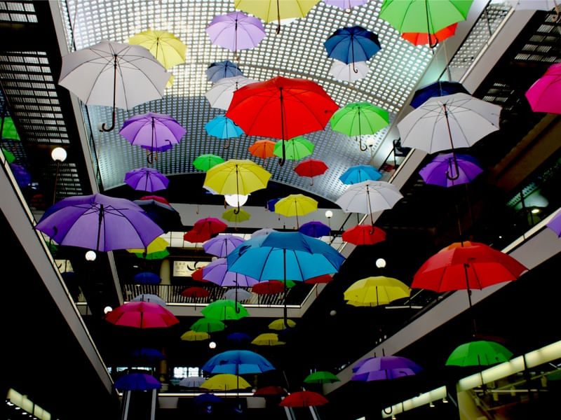 ARTE COM GUARDA-CHUVAS EM PRAGA
