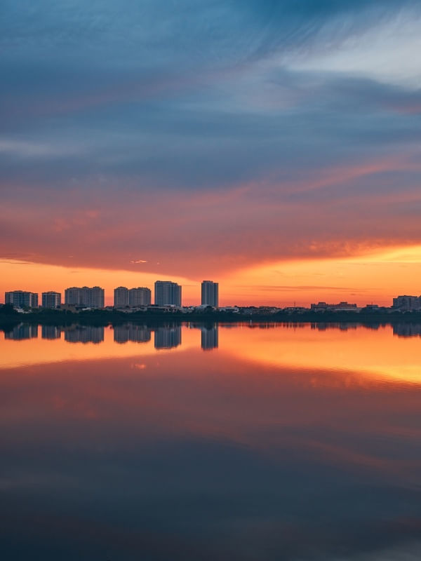 PRÉDIOS NO PÔR DO SOL