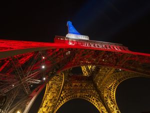 LA TOUR EIFFEL III