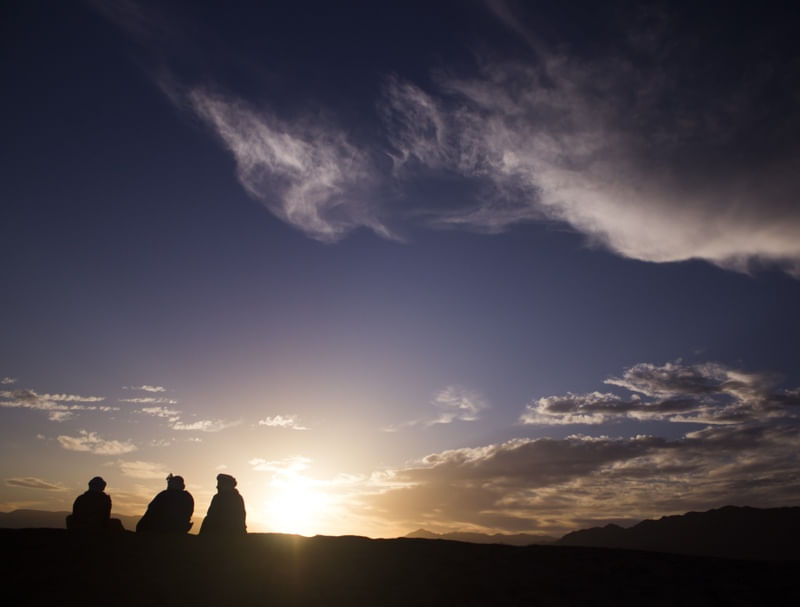 3 BERBERES ASSISTINDO AO NASCER DO SOL