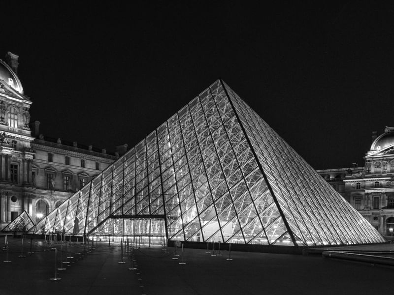 LE LOUVRE BY NIGHT