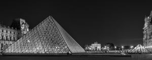 LE LOUVRE BY NIGHT II