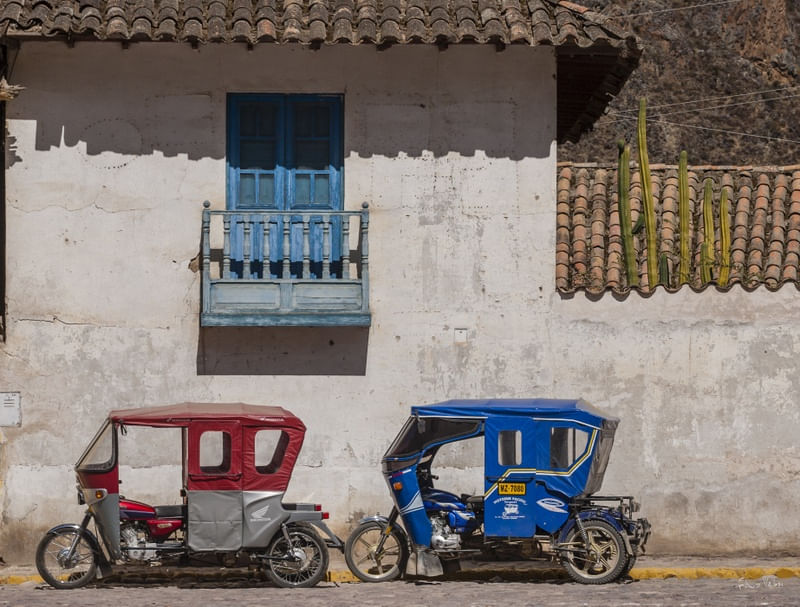 RED AND BLUE, URBAN SCENE, ANDEAN CULTURE