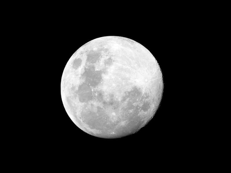 LUA QUASE CHEIA