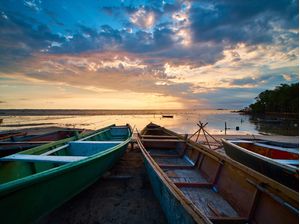 BARCOS DE PESCA NO PÔR DO SOL