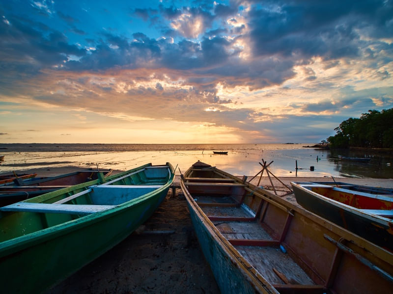 BARCOS DE PESCA NO PÔR DO SOL