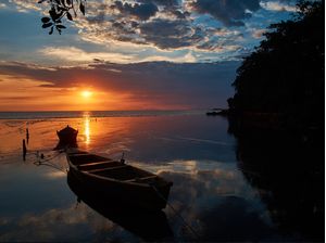 PÔR DO SOL COM BARCOS