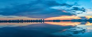 UM BELO PÔR DO SOL EM PANORÂMICA