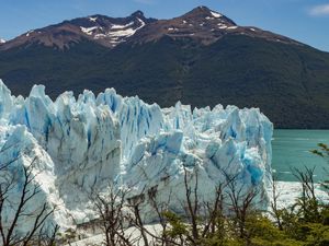 GLACIAR E MONTANHA