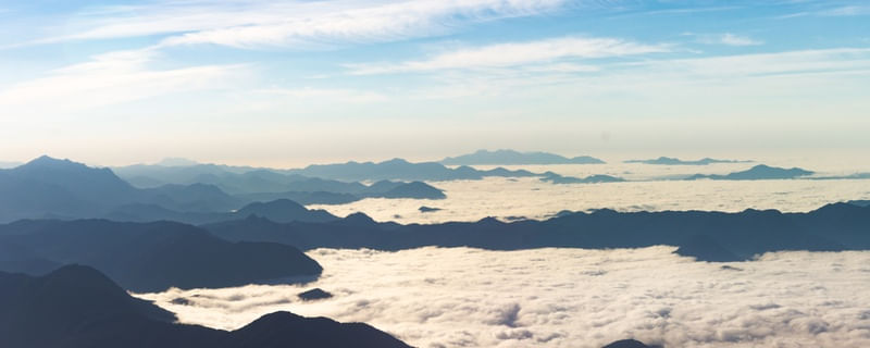 MAR DE NUVENS E MONTANHAS