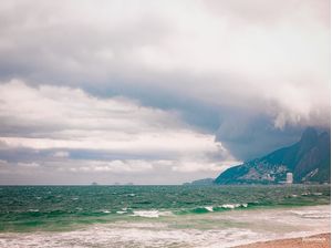 MAR BATIDO EM IPANEMA