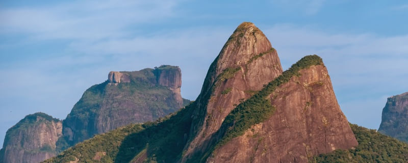 PANORÂMICA PEDRA DA GÁVEA E MORRO DOIS IRMÃOS