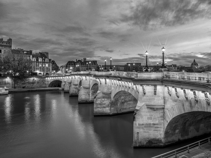 LE PONT NEUF AT NIGHT