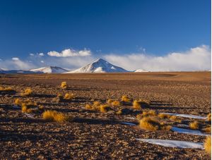 VULCÃO LICANCABUR AO AMANHECER, BOLÍVIA