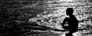 CRIANÇA NA BEIRA DO MAR PH