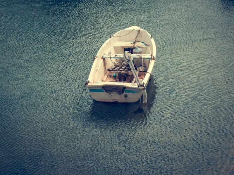 BARCO PESCADOR SOLITÁRIO
