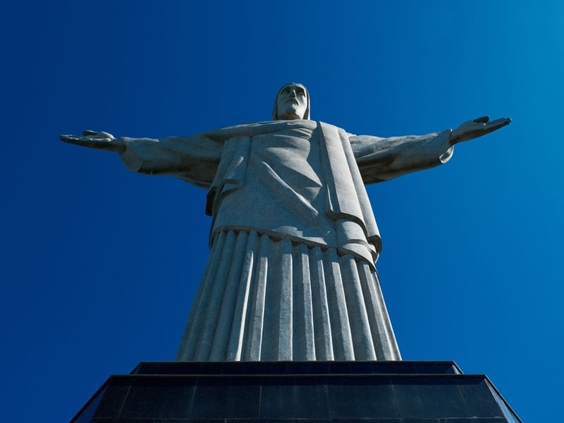 CRISTO DE BRAÇOS ABERTOS SOBRE NÓS