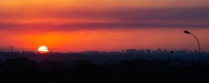 PÔR DO SOL E CIDADE DE CURITIBA