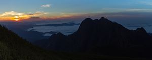 NASCER DO SOL E MONTANHAS