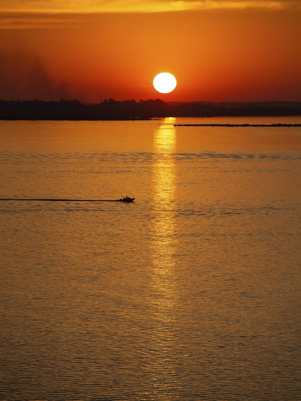 POR DO SOL NO LAGO GUAÍBA