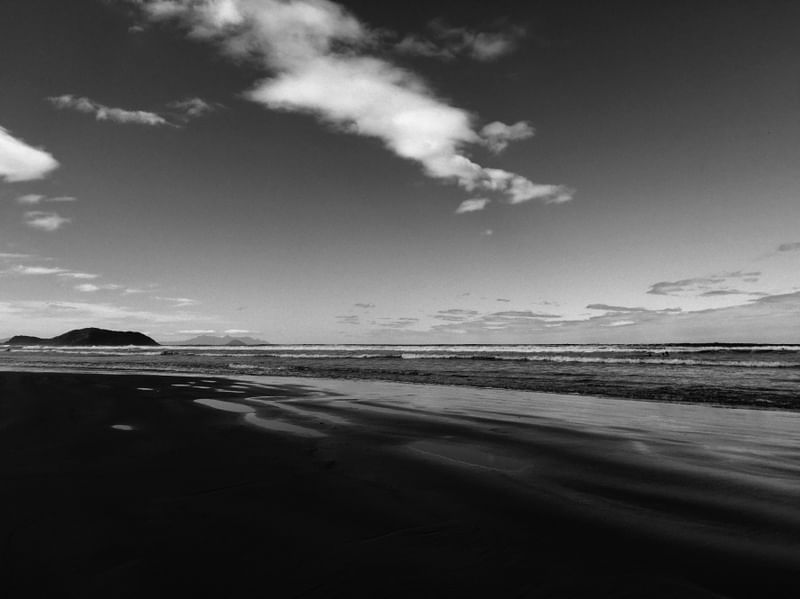 PRAIA EM PRETO E BRANCO