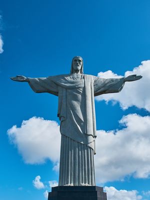 CRISTO REDENTOR DE BRAÇOS ABERTOS SOBRE NÓS