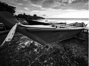 UM BARCO DE PESCA NA PRAIA