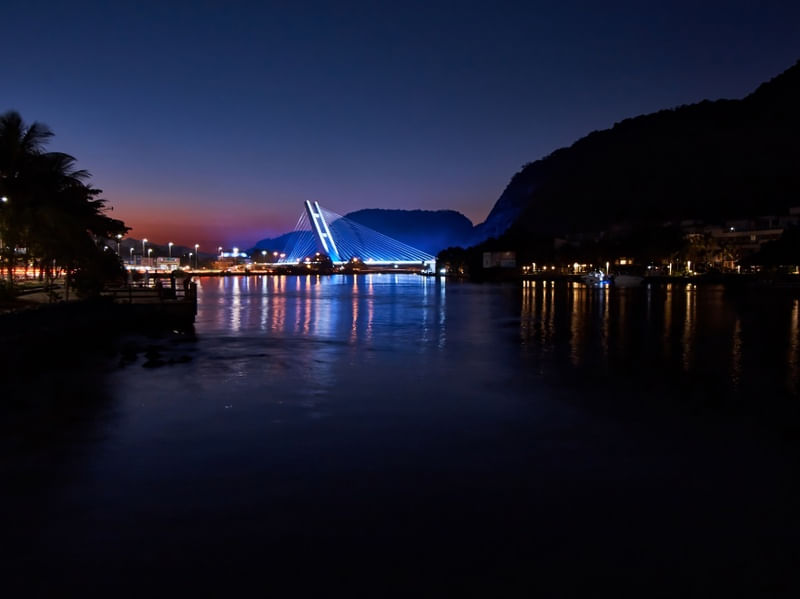 PONTE METRÔ NA BARRA À NOITE