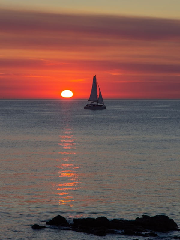 LINDO PÔR DO SOL NO OCEANO