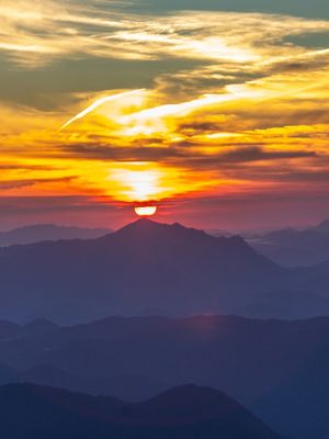 NASCER DO SOL ATRÁS DAS MONTANHAS
