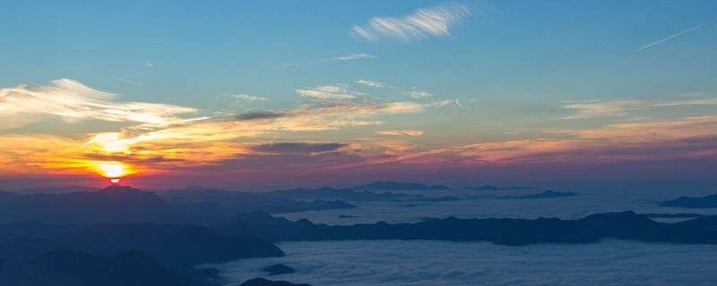 SOL NASCENDO NO PICO DA MONTANHA