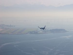 AVIÃO POUSANDO EM SANTOS DUMONT
