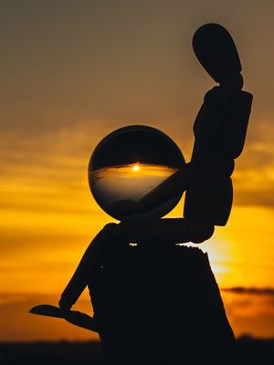 SEGURA ESSE PÔR DO SOL BONECO