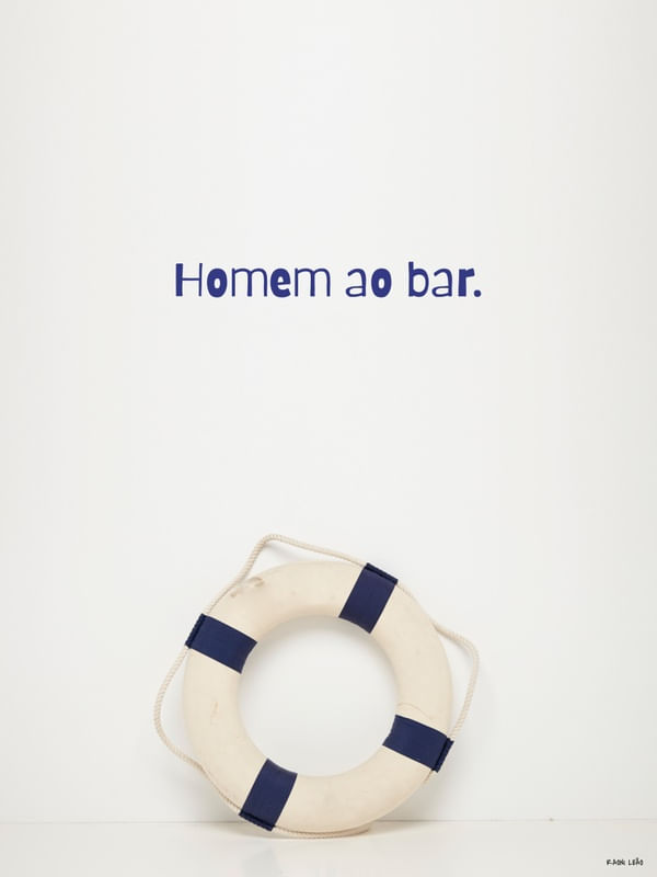 HOMEM AO BAR