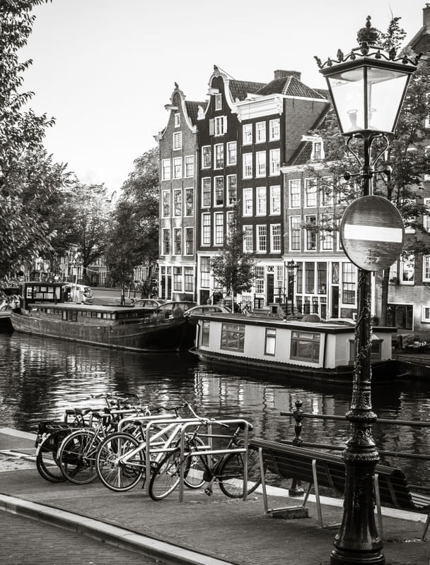POSTE E CANAL EM AMSTERDAM
