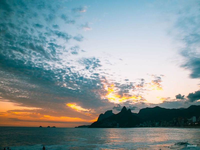 O POR DO SOL EM IPANEMA