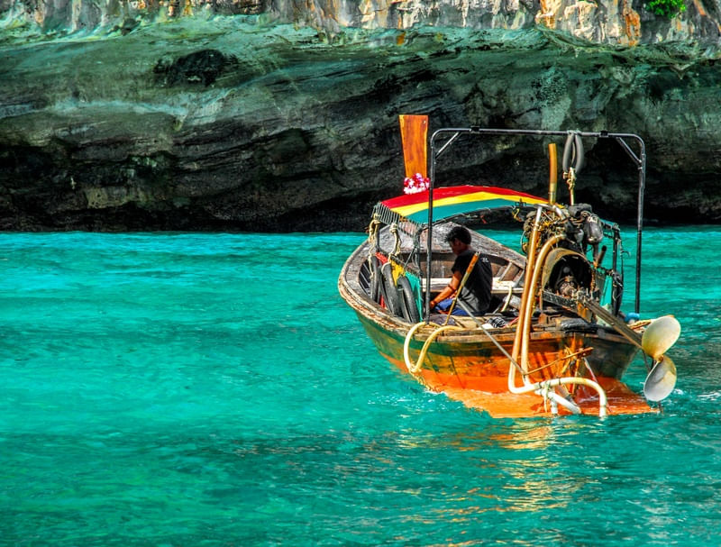 BARCO EM ÁGUA CRISTALINA