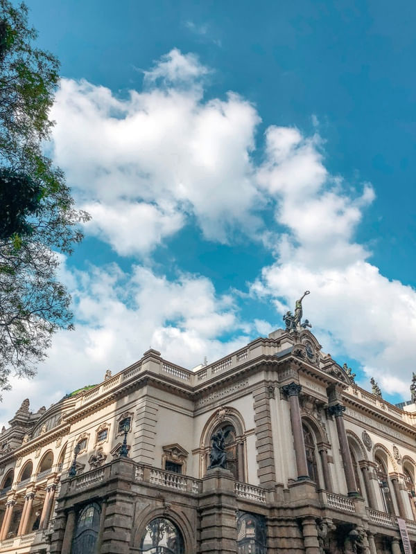 THEATRO MUNICIPAL E O CÉU AZUL