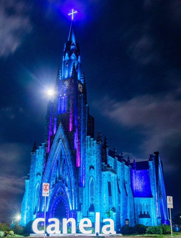 IGREJA SOBRE A LUZ DA LUA