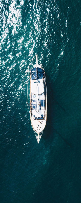 BARCO ANCORADO NO MAR
